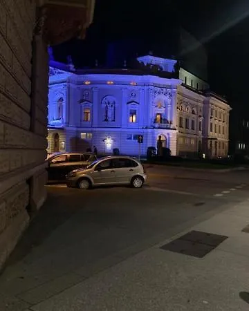 Opera ホステル *