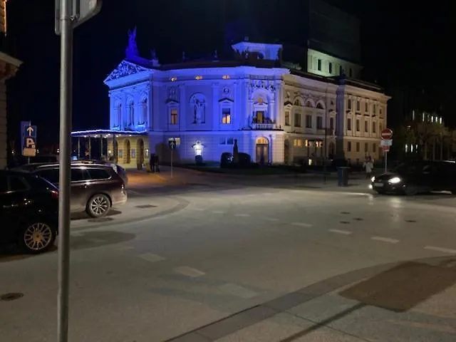 بيت شباب Opera *